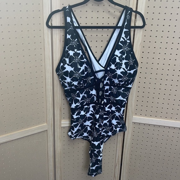 🍀 5/$25🍀 NWOT 2XL Flatter Me swimsuit one piece black and white - Picture 3 of 8